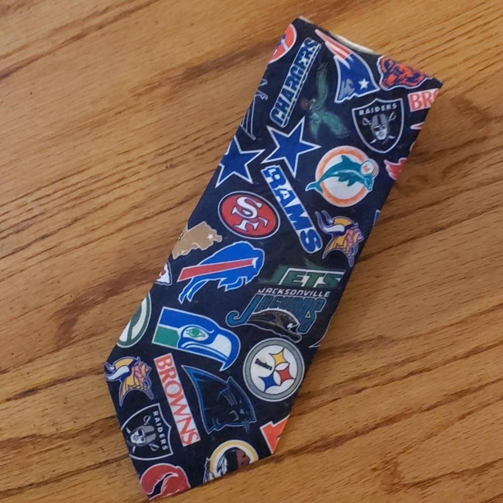 Vintage Surrey NFL logos necktie